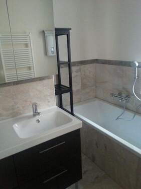 Badezimmer mit Badewanne - 