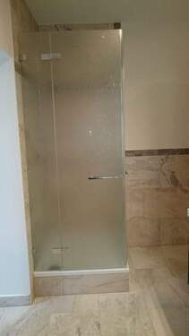 Badezimmer mit Glas-Dusche - 