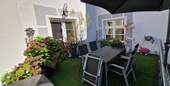 Terrasse mit Sonnenschirm - 