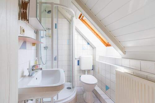 Wohnung 4 im DG - Bad - 