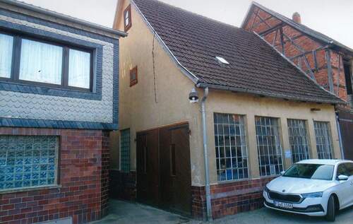 Blick auf die Werkstatt mit Toreinfahrt - 8 Zimmer Mehrfamilienhaus, Wohnhaus in Wasungen