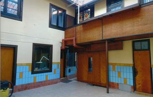 Großer Innenhof m. Ausgang z. Garagen - 