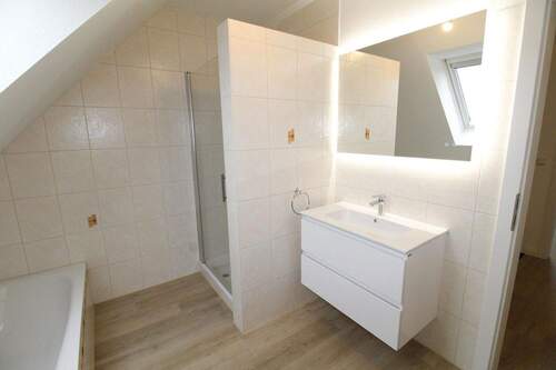 Bad mit Dusche und Badewanne - 