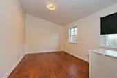 Schlafzimmer mit Parkettboden - 
