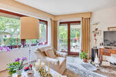 Wohnbereich mit Zugang zum Balkon - 