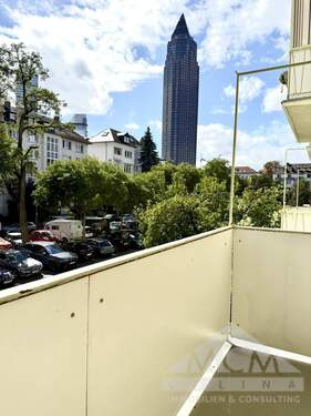 Aussicht vom Balkon - 4 Zimmer Etagenwohnung zum Kaufen in Frankfurt am Main