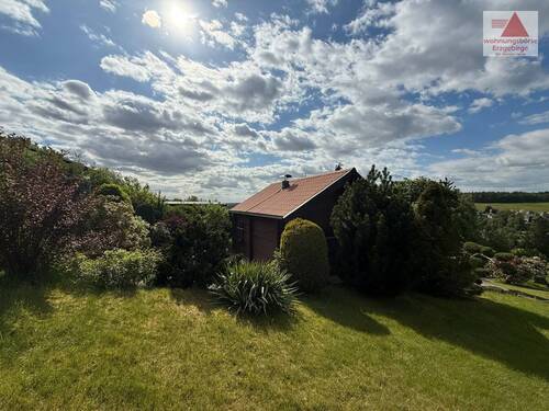 Gebäudeansicht (2) - Ferienhaus mit Kamin, Einbauküche & Garage: Holz-Wochenendhaus im Grünen von Chemnitz-Harthau
