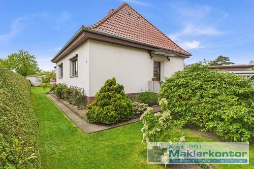 Außenansicht - Zeitloses, massives Einfamilienhaus mit Garage und Nebengelass