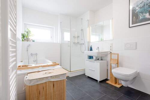 Lichtdurchflutetes Bad mit Dusche und Badewanne - 