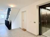 Einladendes Treppenhaus mit Aufzug - 