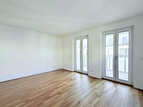Wohnzimmer mit Zugang zum Süd-West-Balkon - Etagenwohnung mit 81,70 m&sup2; in Frankfurt am Main zum Kaufen