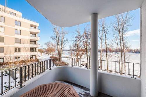 Balkon mit Südausrichtung und Blick zum Wasser - Etagenwohnung mit 97,00 m&sup2; in Berlin zur Miete