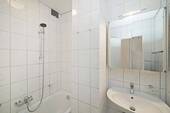 Badezimmer mit Wanne - 