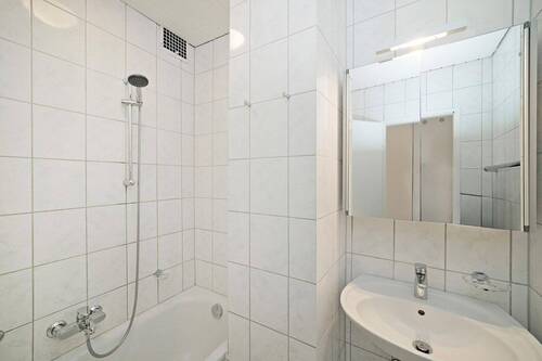 Badezimmer mit Wanne - 