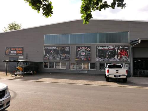 Frontseite des Objekts - 2950 qm Halle direkt vom Eigentümer zum Kauf