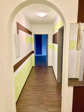 Flur mit vielen Stellflächen ähnlich - 