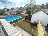 Garten mit Outdoor-Pool - 7 Zimmer Mehrfamilienhaus, Wohnhaus in Wiesbaden