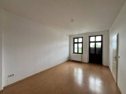 Leere Wohnung mit Balkon - 