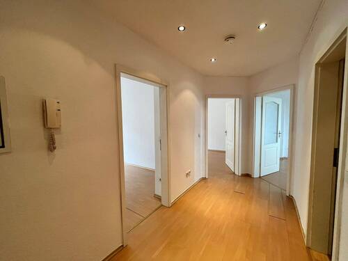 Wohnungsflur mit Türen - 