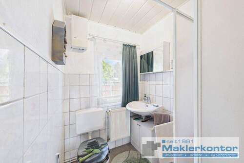 Badezimmer mit Duschkabine - 