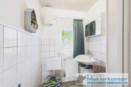 Badezimmer mit Duschkabine - 