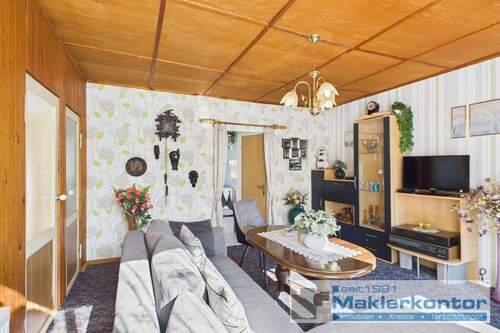 Wohnzimmer mit Zugang zur Küche und Badezimmer - 