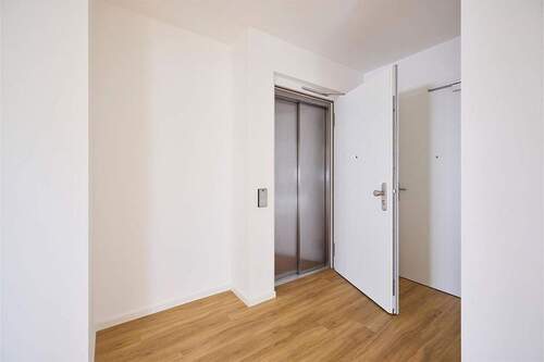 Aufzug führt direkt in die Woh - Etagenwohnung mit 111,70 m&sup2; in Krumbach zum Kaufen