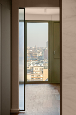 Blick vom Master Badezimmer auf Ankleidezimmer und Schlafzimmer - 