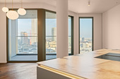 Blick von der Küche auf die Loggia und alte Oper - Tower Life - Opernblick - 3-Zimmer-Wohnung im FOUR Frankfurt