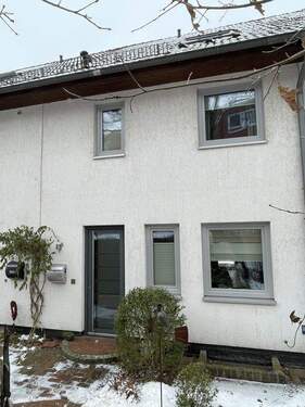 Eingangsseite N/O - Familienfreundliches Reihenmittelhaus mit Garten, Dachstudio & Carport in Kaltenkirchen