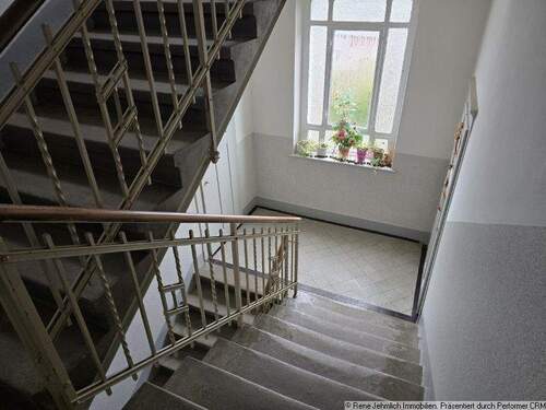 Treppenhaus - 1 Zimmer Mehrfamilienhaus, Wohnhaus in Leubsdorf