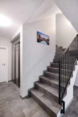 Eingangsbereich mit Aufzug - 