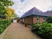 Ansicht Straße - ** Modernisierter und gepflegter Walmdachbungalow in Premium-Lage von Husum **