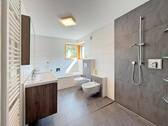 Badezimmer mit Dusche und Badewanne - 