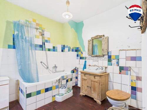 RE/MAX Immobilien DeLux Einfamilienhaus Mettlach-Dreisbach Badezimmer - 
