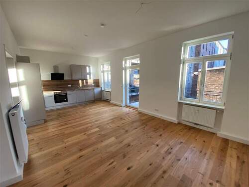 Gesamtansicht- WZ und offene Küche - Etagenwohnung mit 79,60 m&sup2; in Halle zur Miete