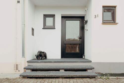 Hauseingang - Charmantes Reihenmittelhaus mit Sauna, Garage & Garten-Oase in StuhrVarrel - **PROVISIONSFREI**