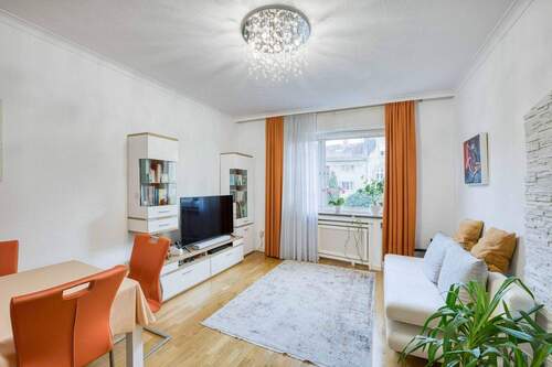 Geräumiges Wohnzimmer mit Essecke - 4 Zimmer Etagenwohnung zum Kaufen in Frankfurt am Main