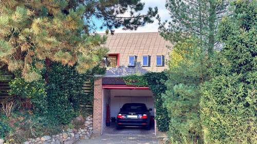 Straßenansicht mit Garage - 