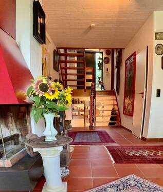 Flur mit Treppe ins Zwischengeschoss - 