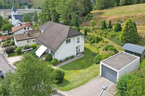 Luftbild - 7 Zimmer Einfamilienhaus in Tettau