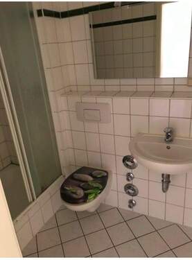Bad mit Dusche - 2 Zimmer Etagenwohnung zur Miete in Magdeburg