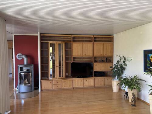 Wohnzimmer mit Kachelofen - Bungalow mit 194,00 m&sup2; in Königsbrunn zum Kaufen