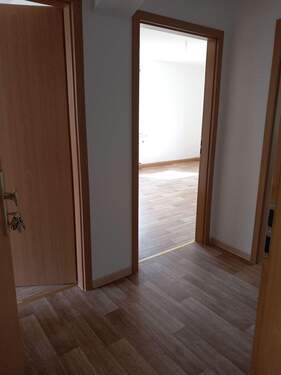 Blick vom Flur ins Wohnzimmer - 2 Zimmer Etagenwohnung zur Miete in Bad Düben
