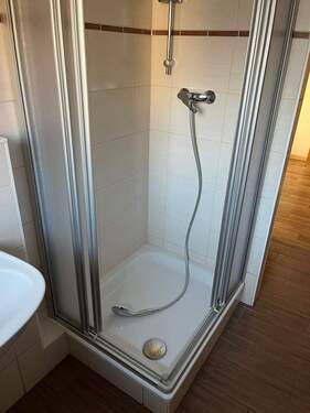 Bad mit Dusche - 