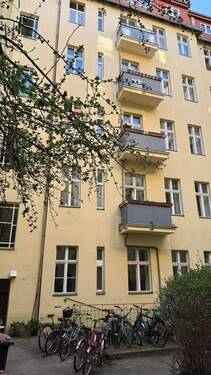 Vom Innenhof, 4. und 5. OG - Freie Dachgeschosswohnung (Maisonette) direkt am Boxhagener Platz - ruhige Lage