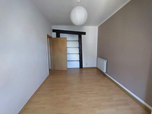 Leeres Zimmer mit Holzboden - Etagenwohnung mit 66,00 m&sup2; in Görlitz zur Miete