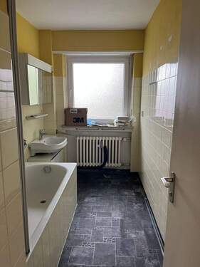 Badezimmer mit Fenster - 
