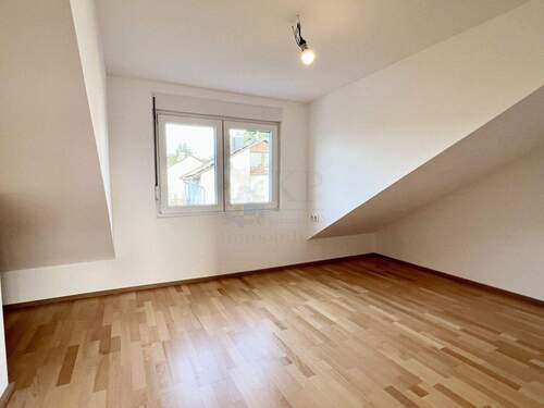 ZIMMER IM DACHGESCHOSS - 