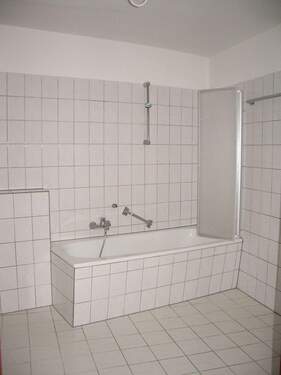 Badezimmer mit Badewanne - 